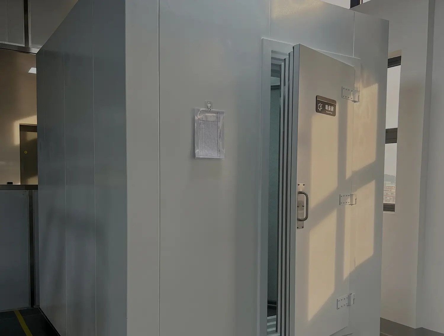 25dB Silent Room