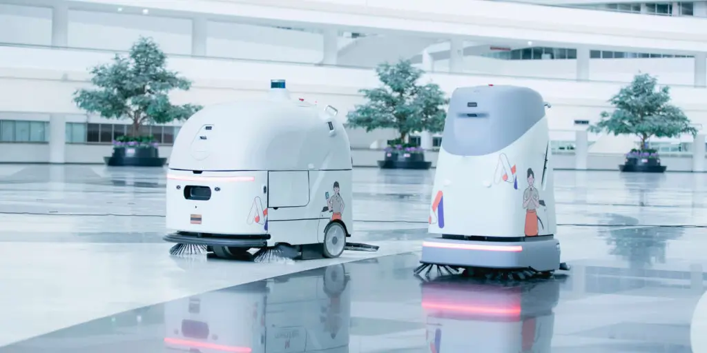Commercial cleaning robot