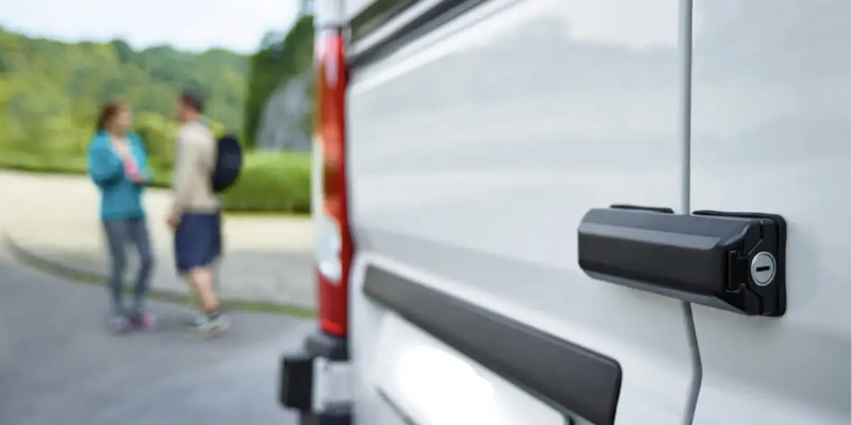 Intelligent anti-theft lock for trucks